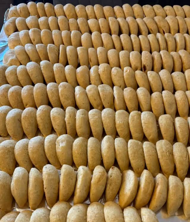 Des centaines d'empanadas alignées avant la friture